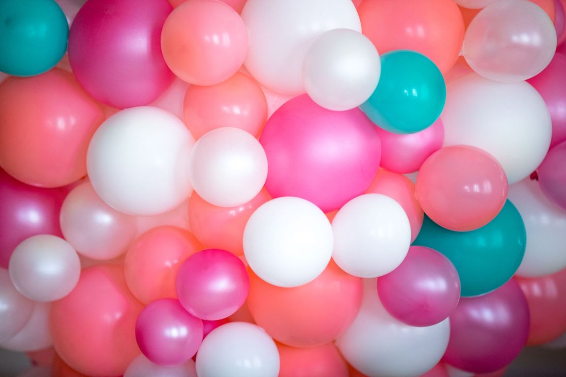 palloncini bianchi rosa e verdi