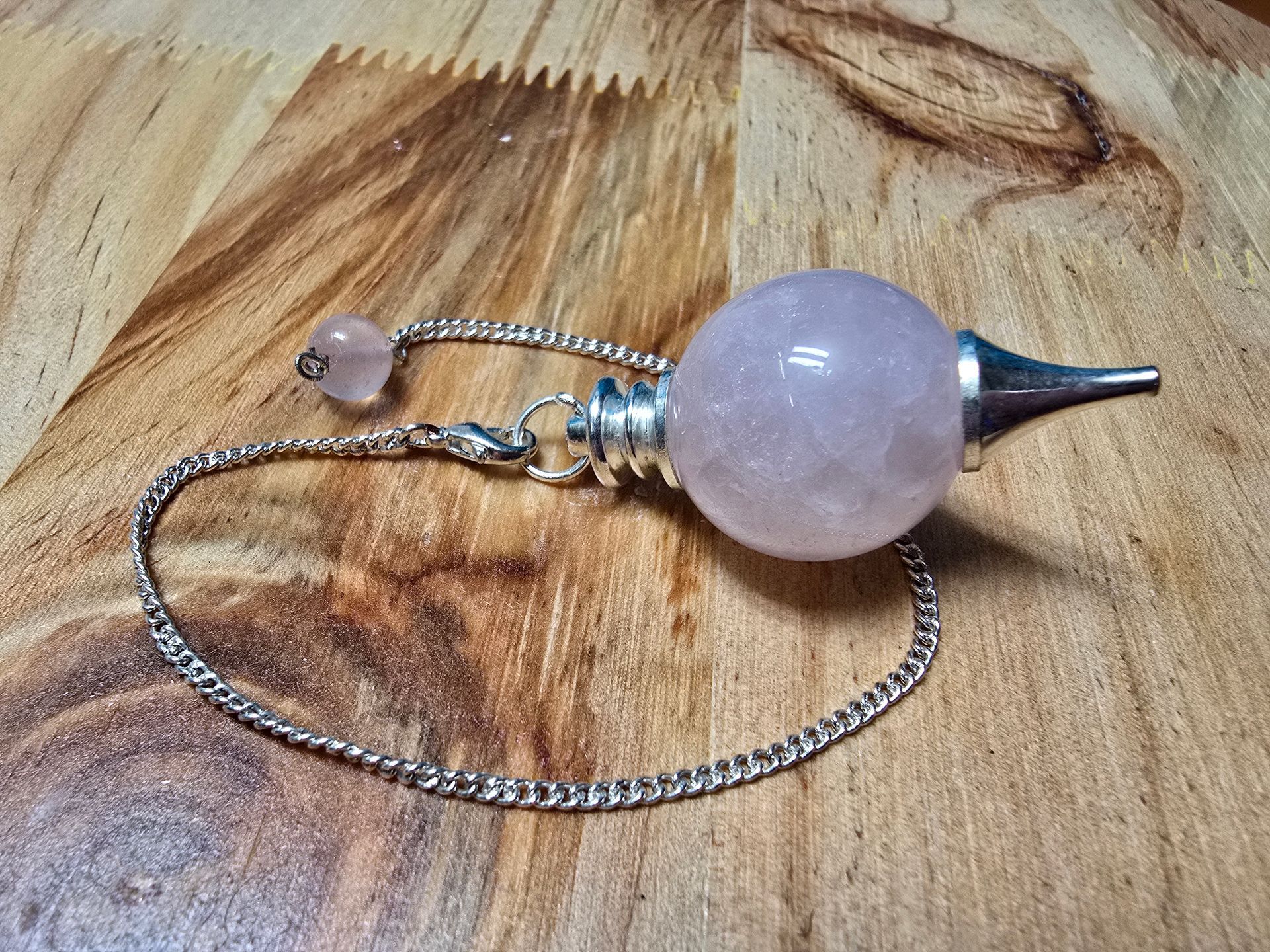 Een slinger staat op een houten tafel.