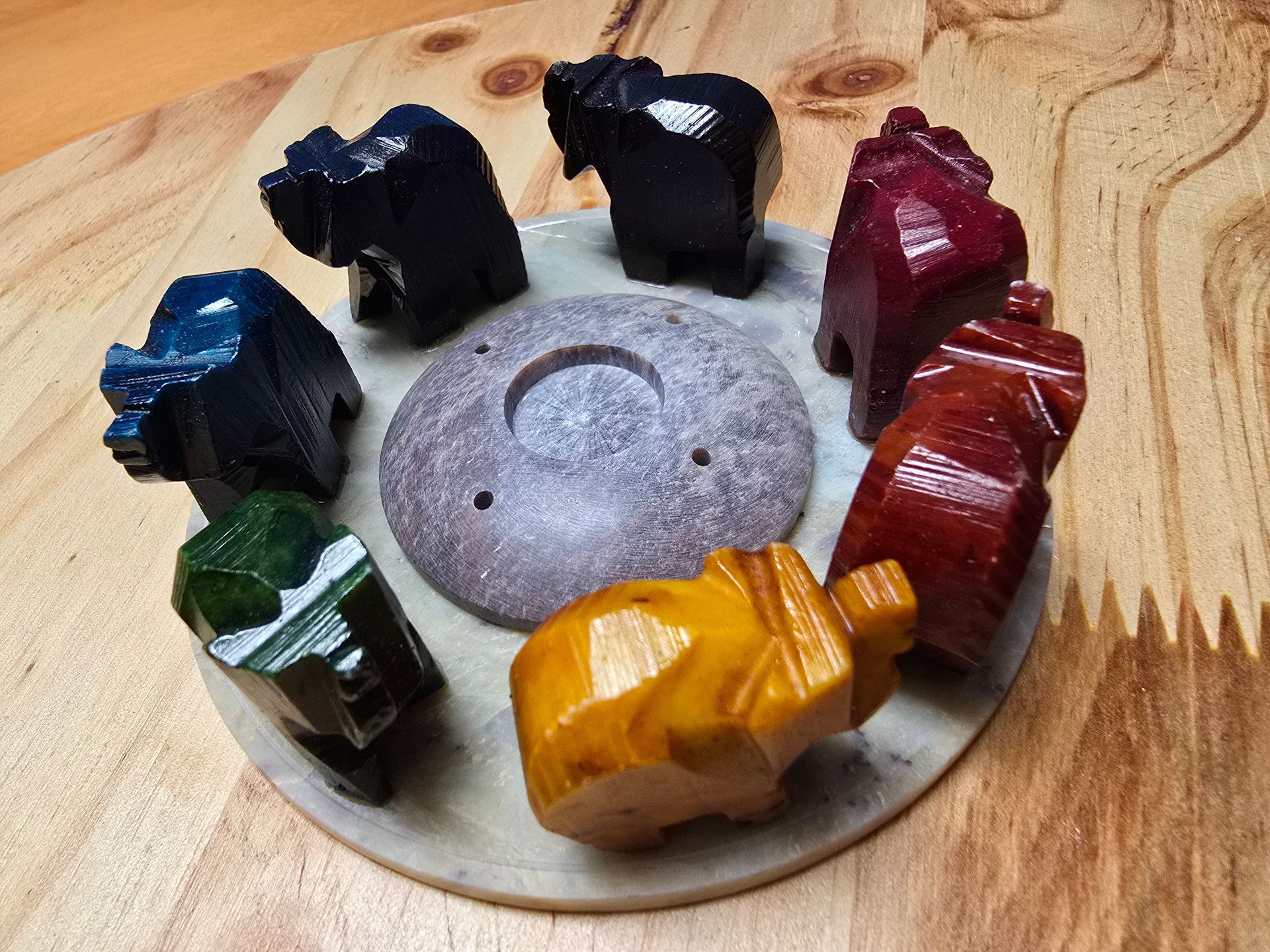 Een cirkel van houten beren die op een houten tafel zitten