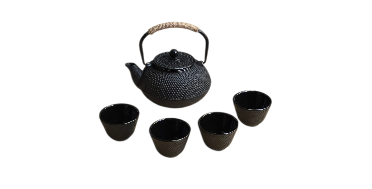 Zwarte gietijzeren theepot en vier bijpassende theekopjes op een witte achtergrond.