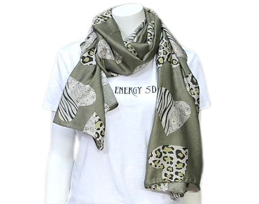 Mannequin met een rode sjaal met hartjespatroon, een wit T-shirt en een witte broek, afgebeeld tegen een witte achtergrond.