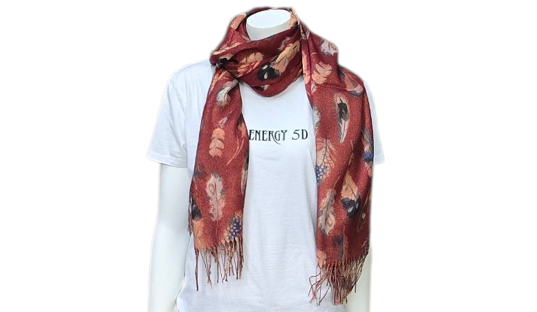 Mannequin in witte outfit met rode sjaal met bloemenprint.