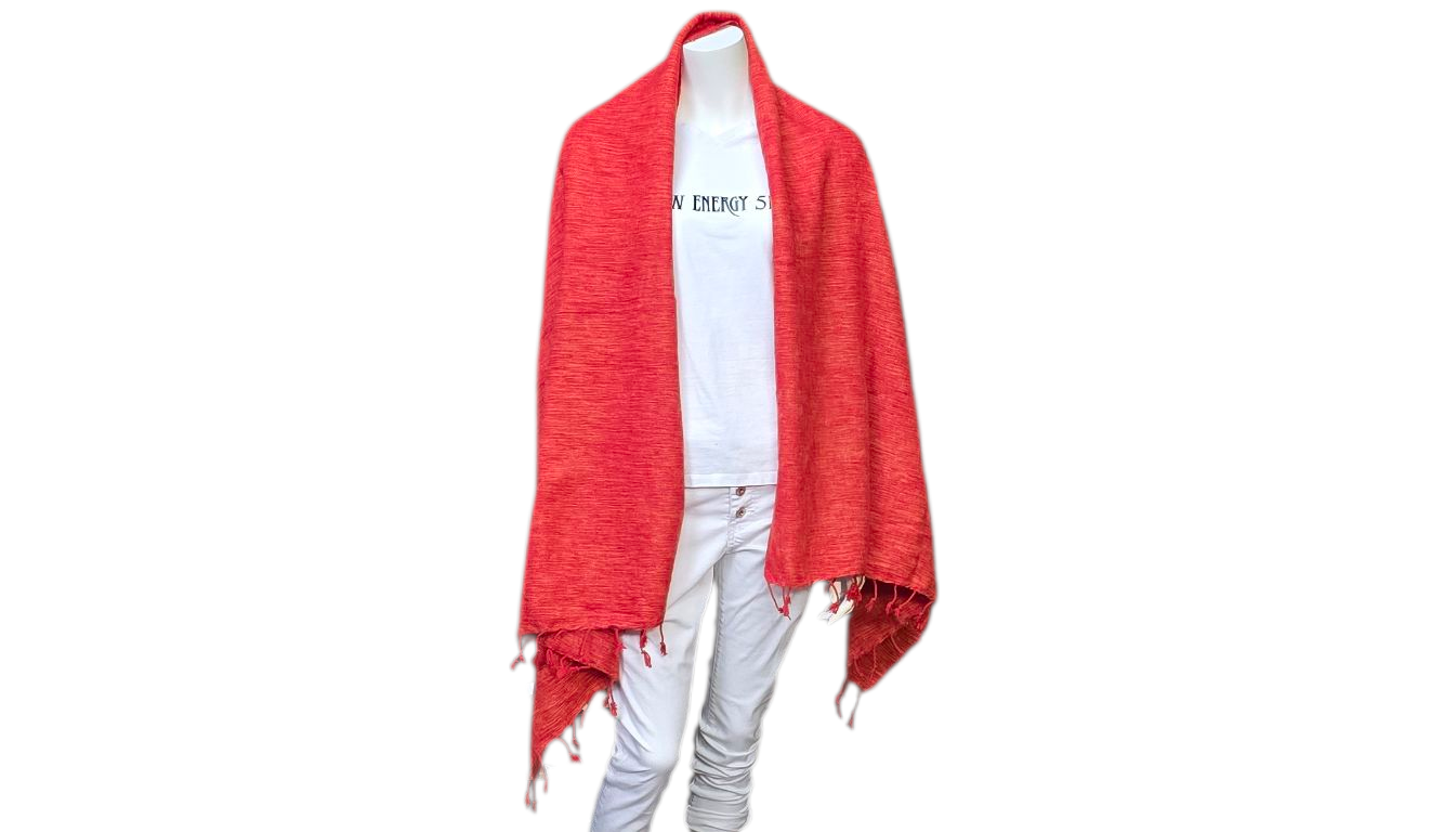 Mannequin met een rode sjaal over een witte top en broek.