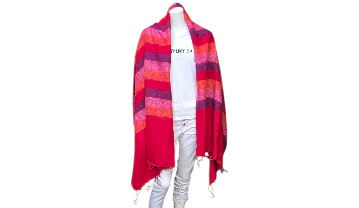 Mannequin met een rode sjaal over een witte top en broek.