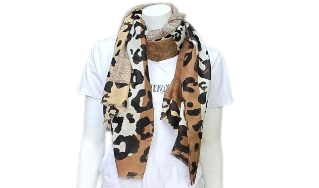 Mannequin met een wit T-shirt, jeans en een sjaal met luipaardprint.