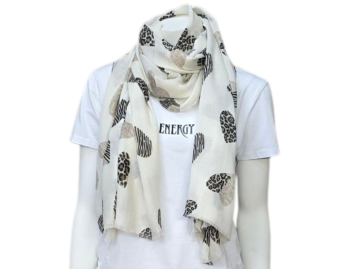 Witte mannequin met een wit T-shirt, een witte broek en een sjaal met patroon.