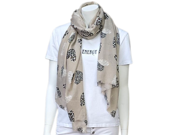 Witte mannequin met een wit T-shirt, een witte broek en een sjaal met patroon.