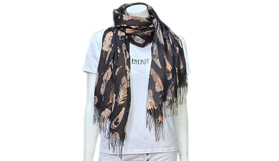 Mannequin in witte outfit met rode sjaal met bloemenprint.