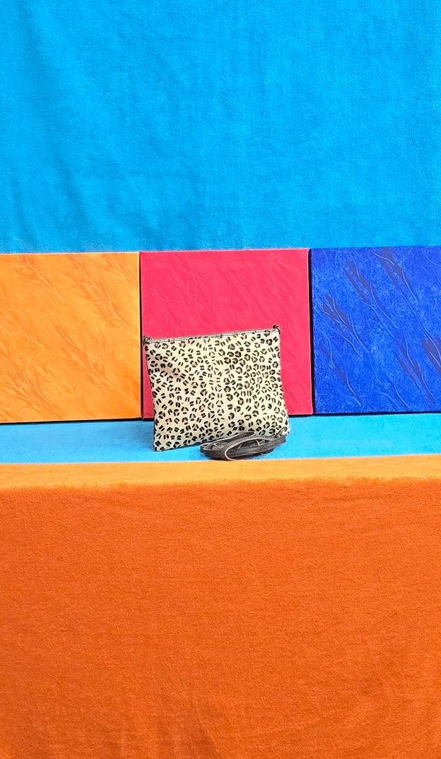 Pochette tas met hengsel gemaakt van 100% echt leer.