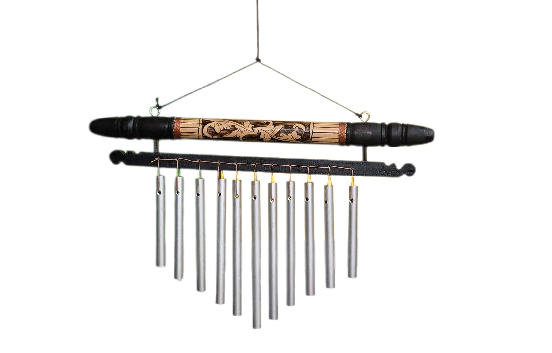 Windgong met zilverkleurige buizen die aan een donkerhouten frame hangen, decoratief middengedeelte en ophangkoord.