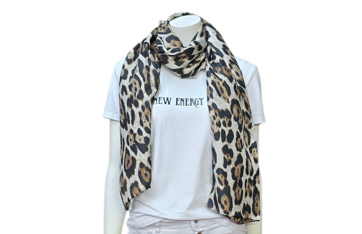 Mannequin in wit T-shirt, broek en sjaal met dierenprint.