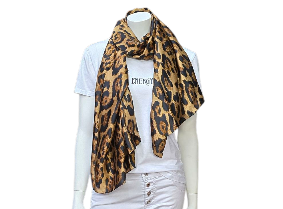 Mannequin in wit T-shirt, broek en sjaal met dierenprint.
