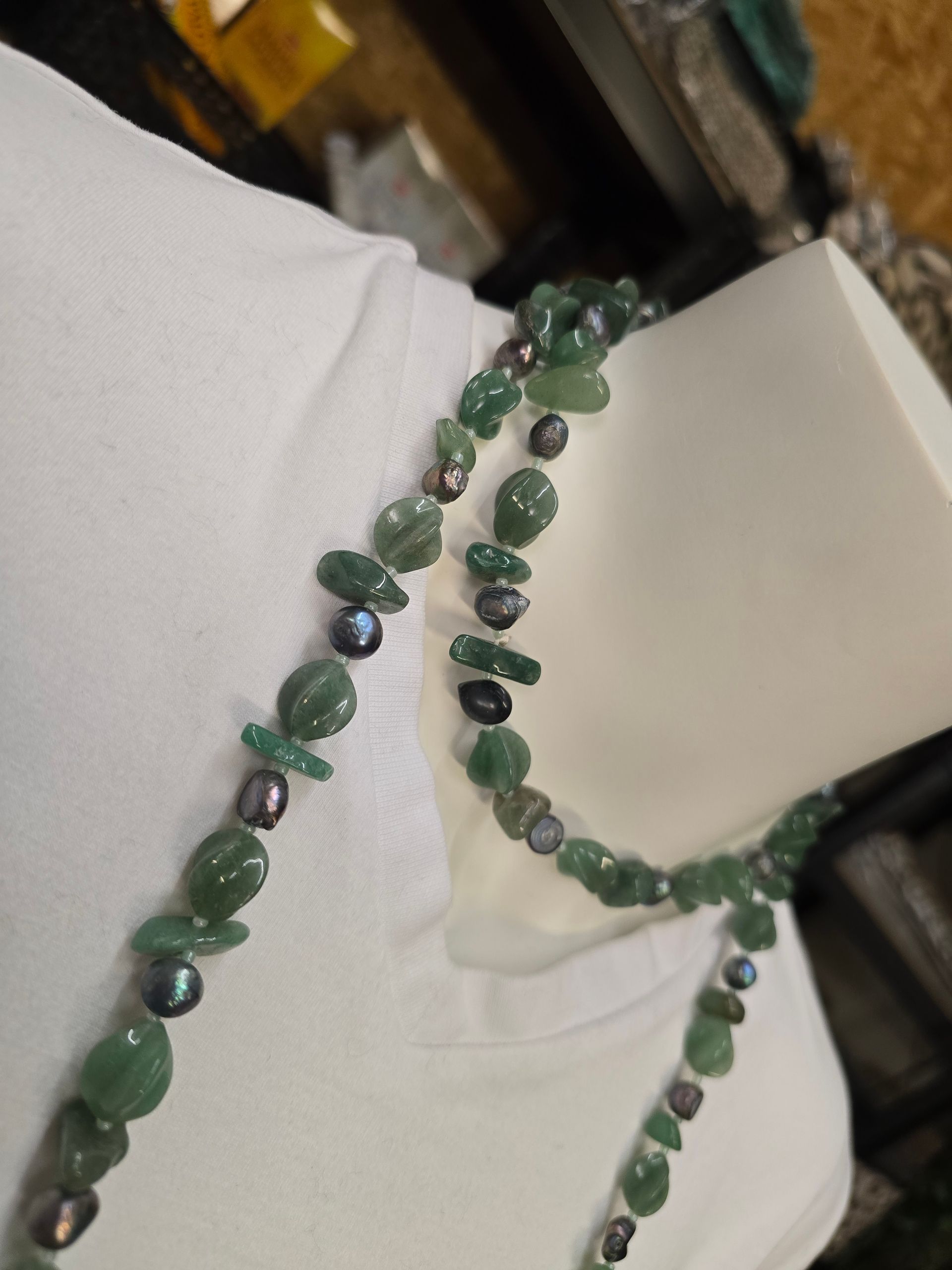 Edelsteen collier met zwarte zoetwater parel