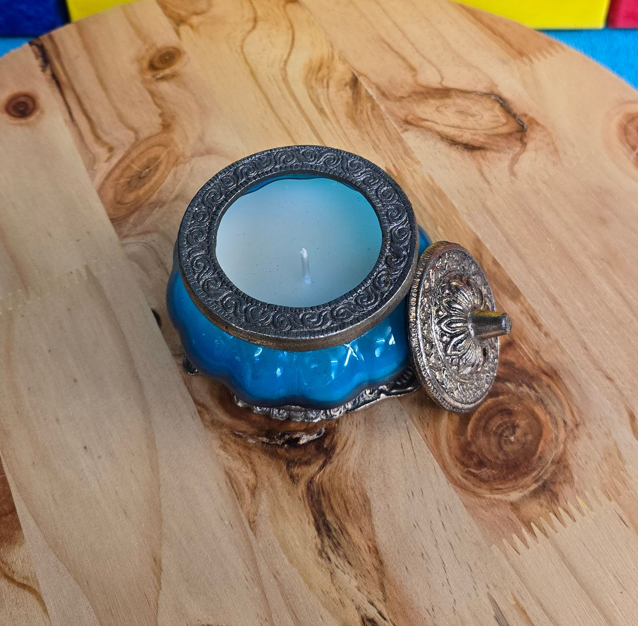 Geurkaars in blauw\groen handgemaakte kandelaar