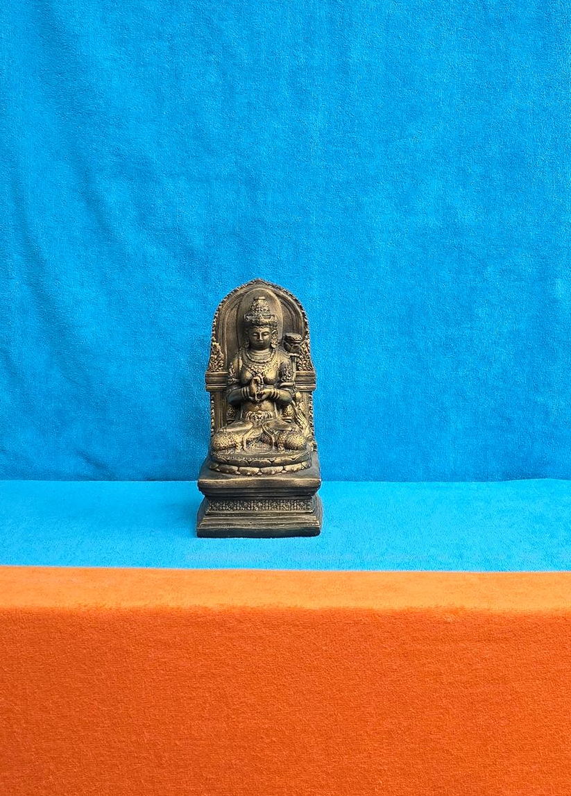 Stenen goudkleurige boeddistische godin