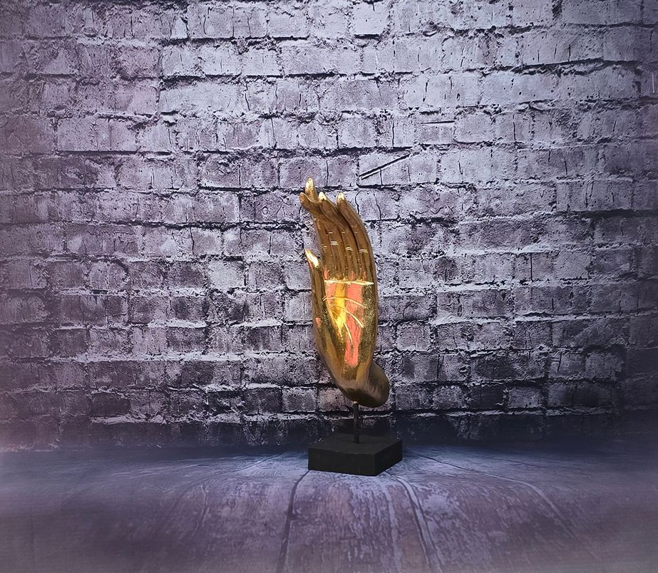 Houten gouden boeddha hand op standaard