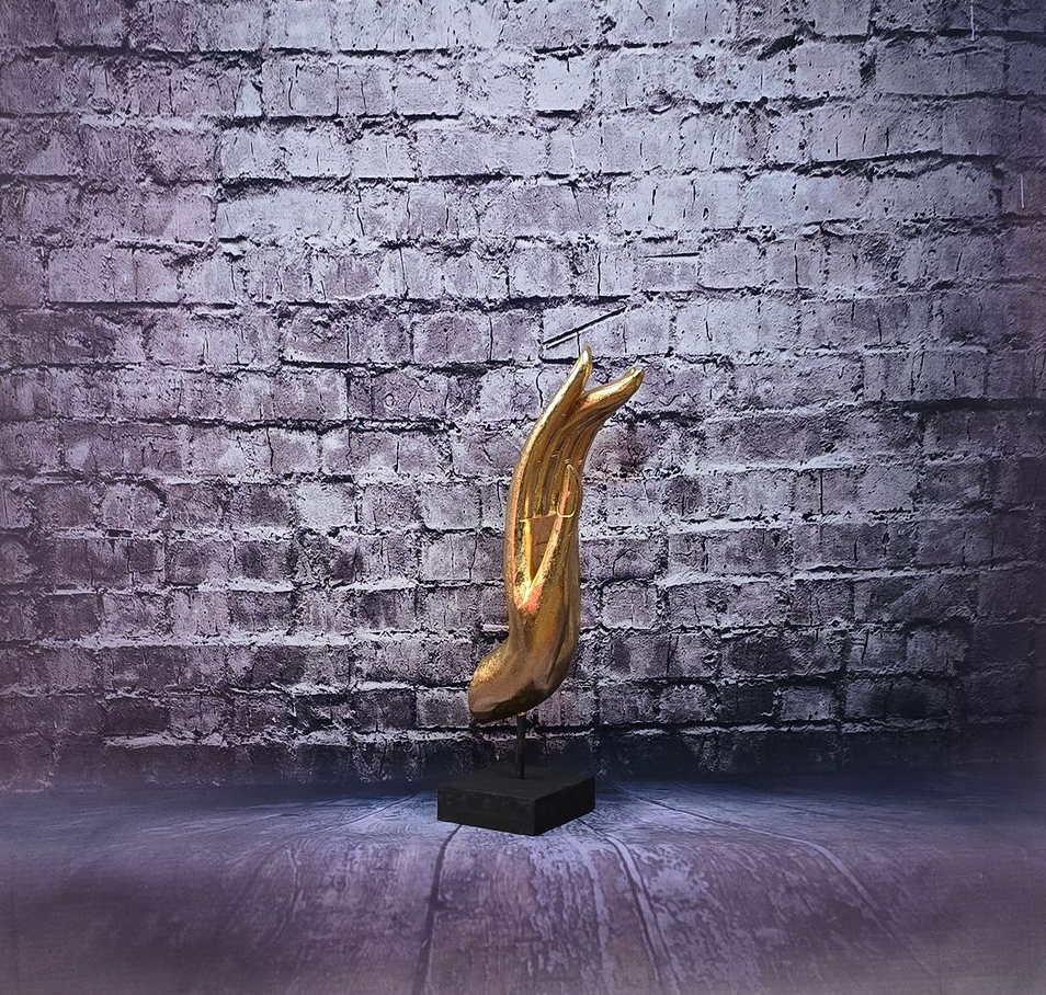 Houten gouden boeddha hand op standaard