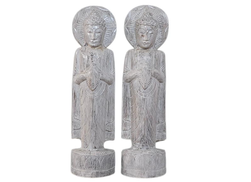 Twee houten sculpturen van staande figuren met halo-achtige versieringen op hun hoofden, op een witte achtergrond.