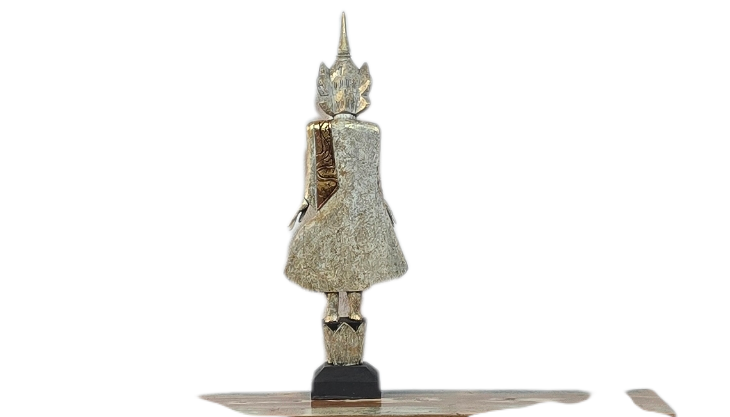 Ornament in de vorm van een kerstboom met gouden en zilveren details en een zwarte voet.