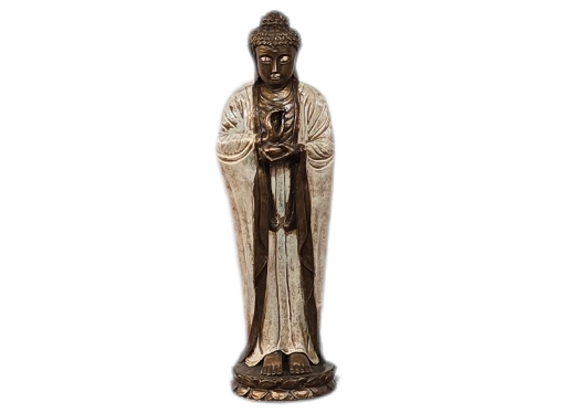 Standbeeld van een in een gewaad gehulde figuur die een voorwerp vasthoudt, mogelijk een religieus voorwerp, op een witte achtergrond.