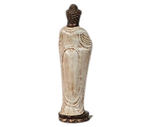 Standbeeld van een in een gewaad gehulde figuur die een voorwerp vasthoudt, mogelijk een religieus voorwerp, op een witte achtergrond.