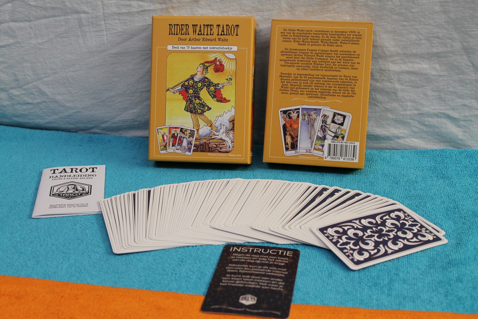 Twee dozen tarotkaarten staan ​​op een tafel