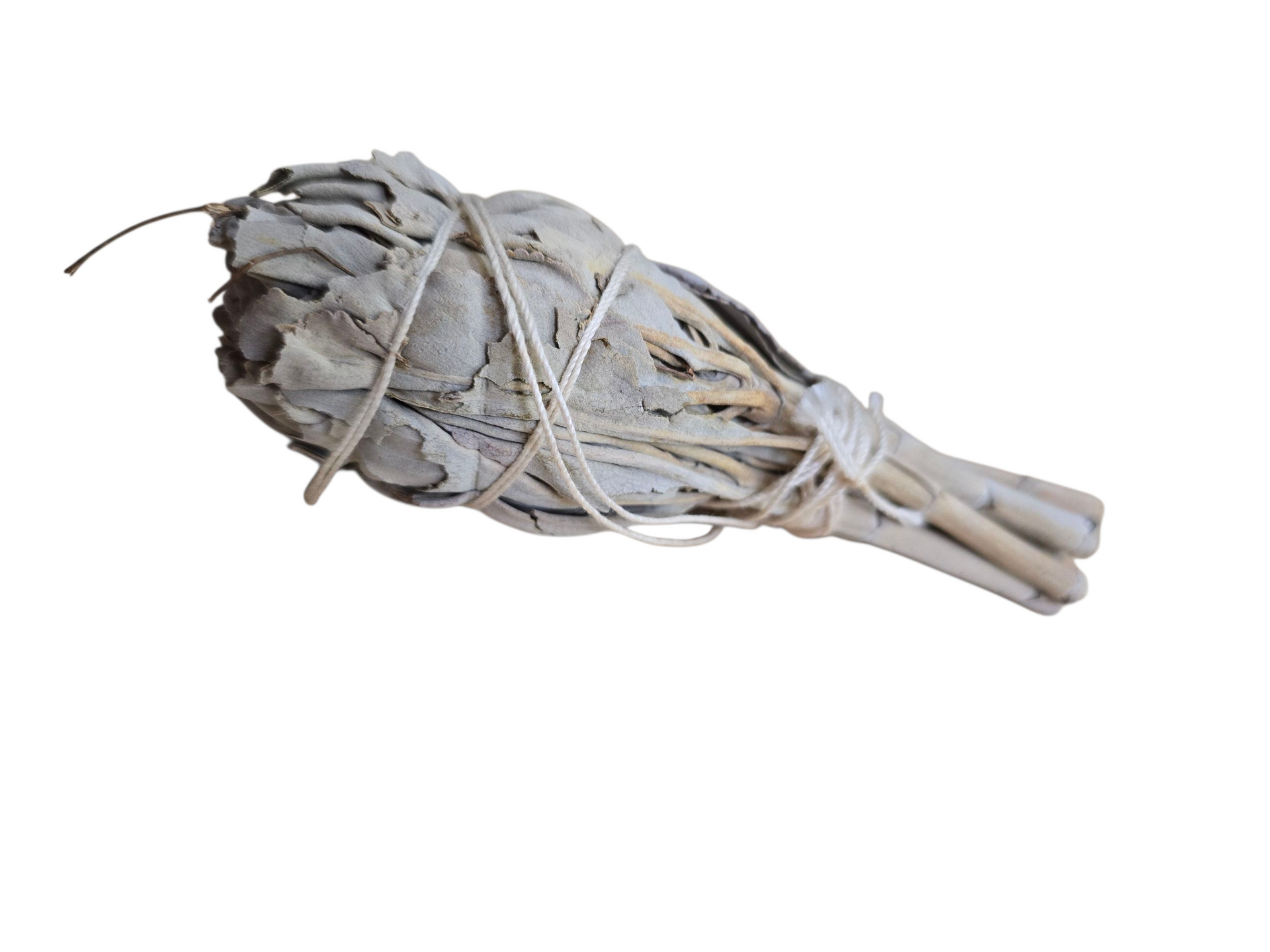 Een houten snijplank met daarop bosjes witte salie.