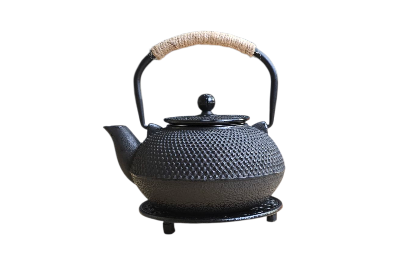 Zwarte, ronde munt met een gat in het midden en een sierlijk patroon.