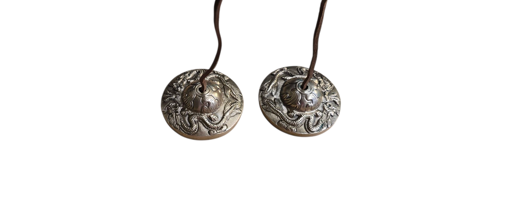 Tingshaks klankschaaltjes verbonden door een donker touwtje.