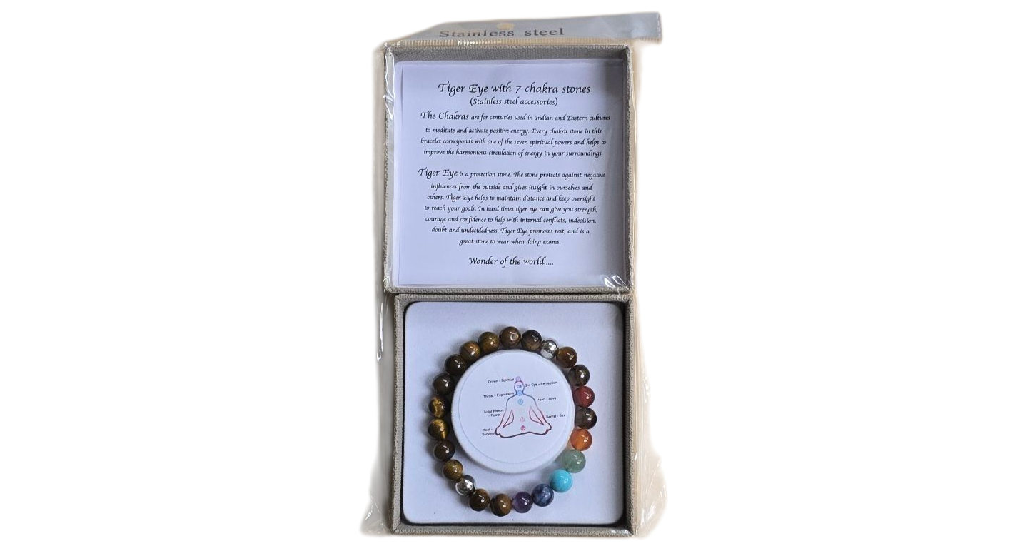 Armband met kleurrijke edelstenen in een doosje met een handgeschreven briefje.