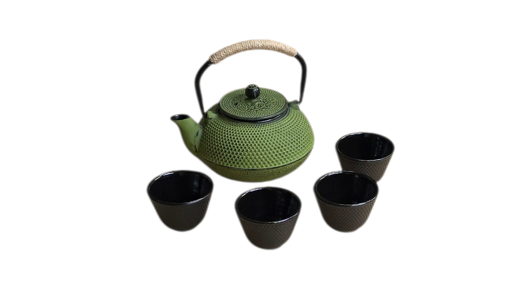 Zwarte gietijzeren theepot en vier bijpassende theekopjes op een witte achtergrond.