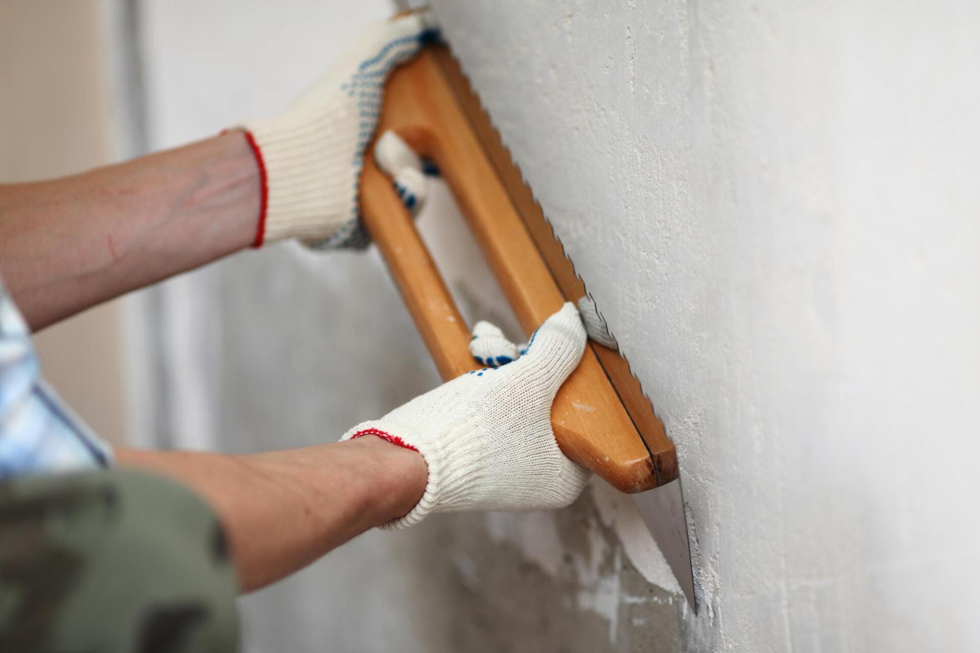 worker applying stucco paint
