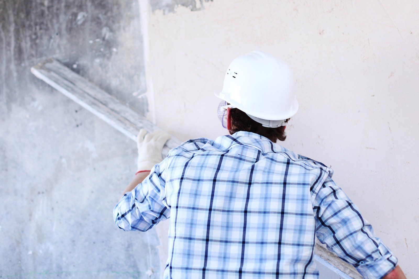 stucco worker finishing the wall