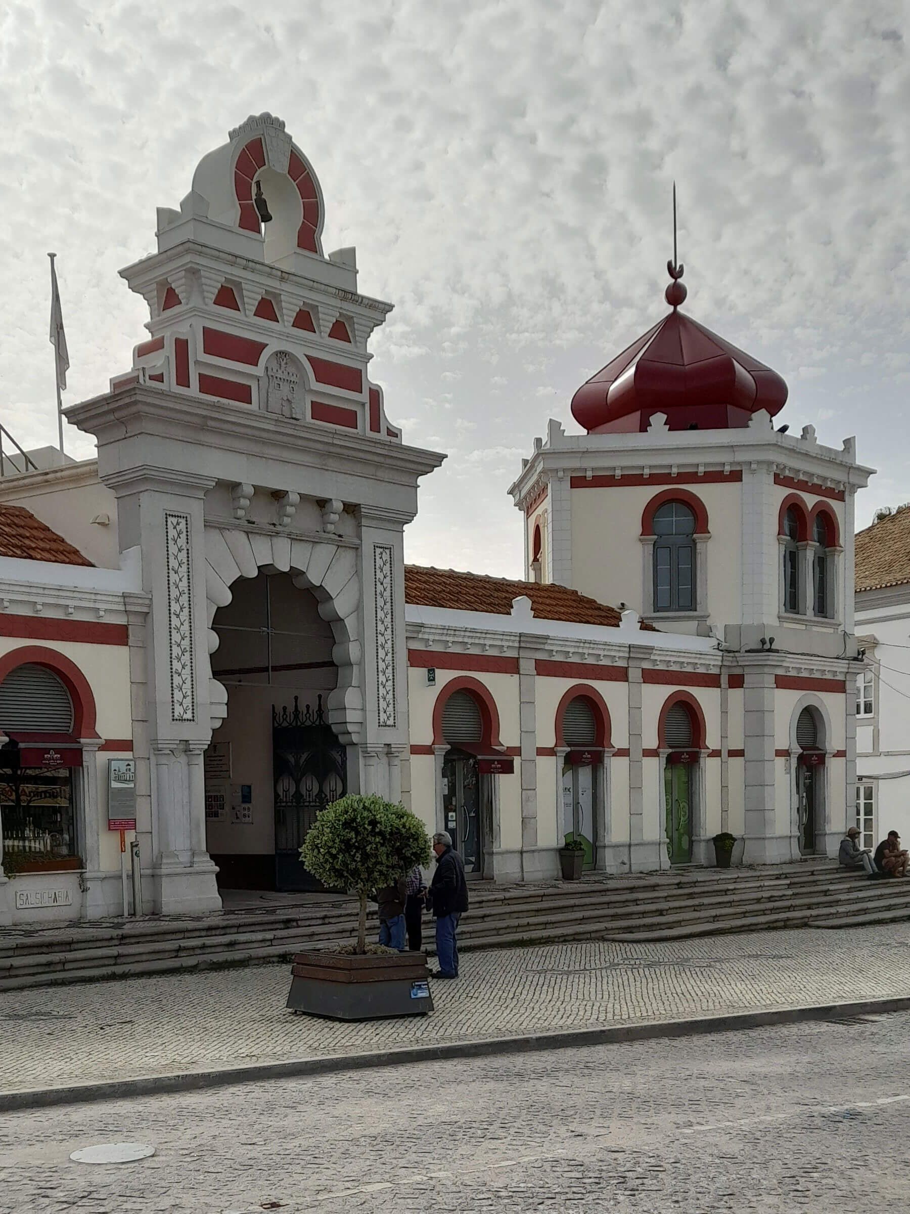Algarve: ein großes weißes Gebäude mit einer roten Kuppel darauf.