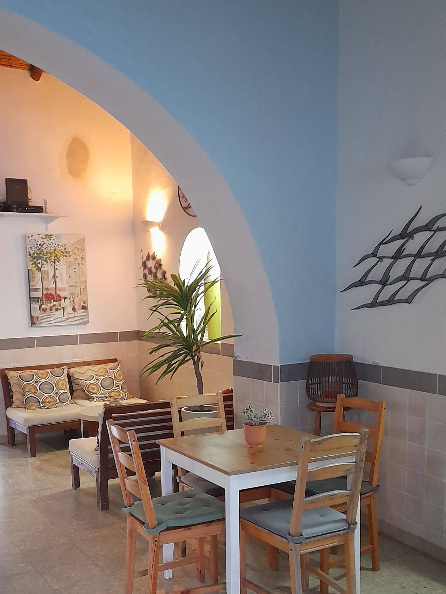 Algarve: Cafe mit Tisch und Stühlen und einer Couch