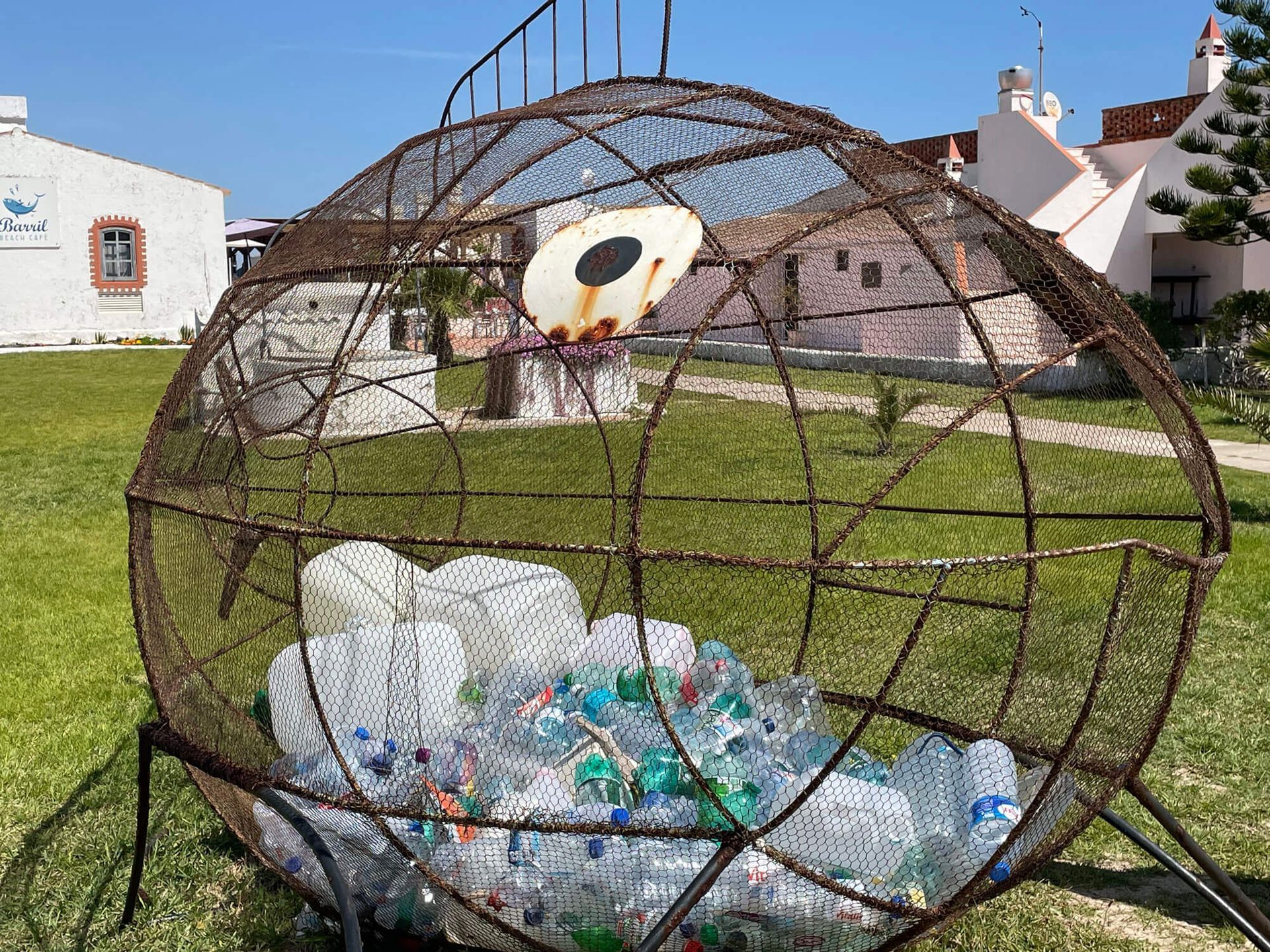 Algarve: eine mit Plastikflaschen gefüllte Metallskulptur in einem Park