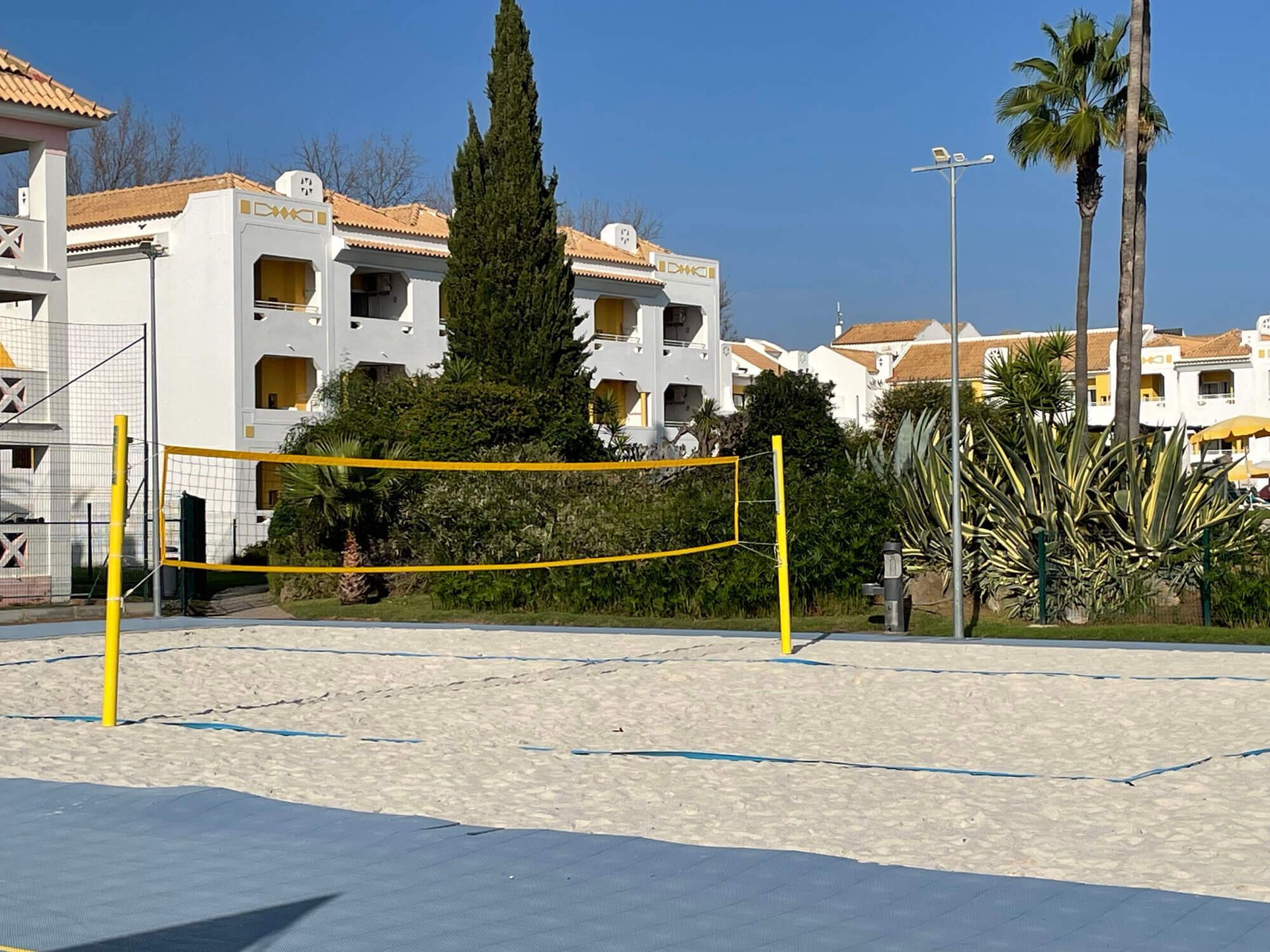 Algarve: ein Volleyballfeld mit einem Gebäude im Hintergrund