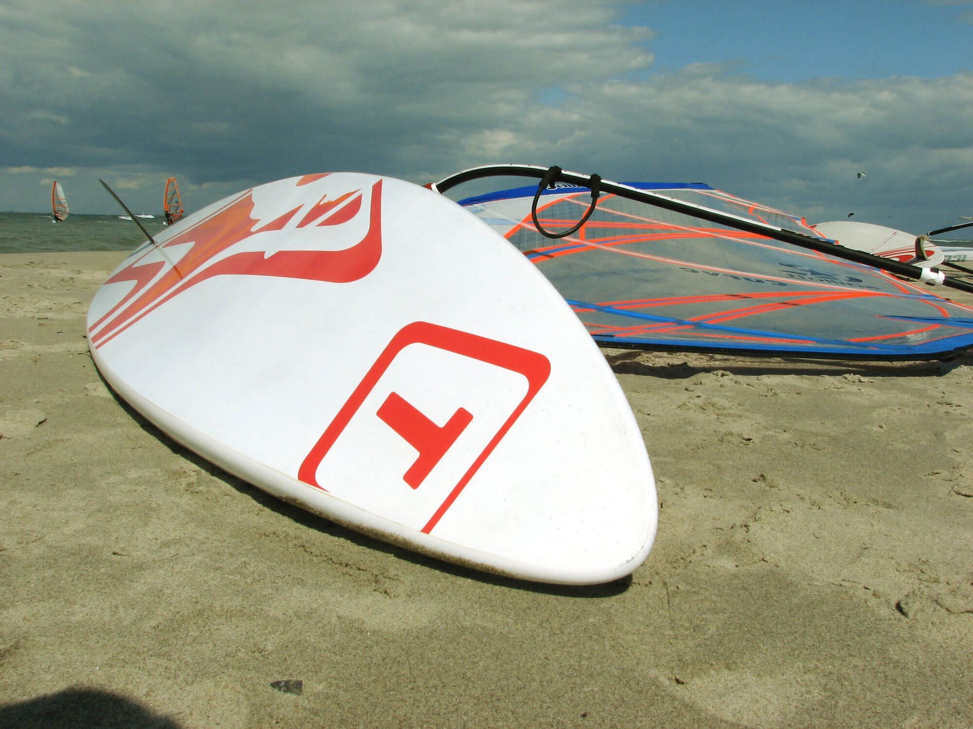 Algarve: ein Surfbrett liegt am Strand