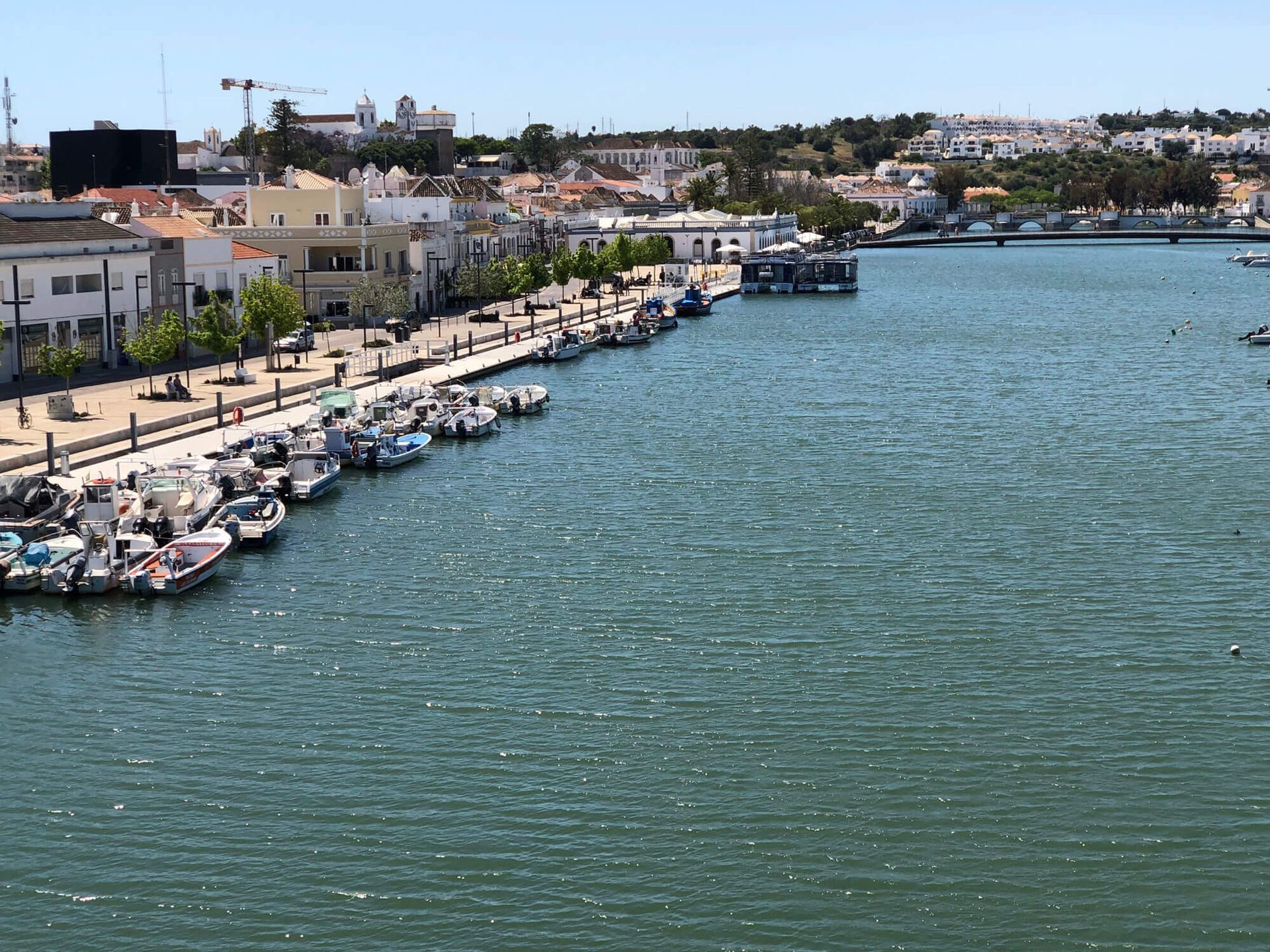 Tavira: ein großes Gewässer mit darin angedockten Booten