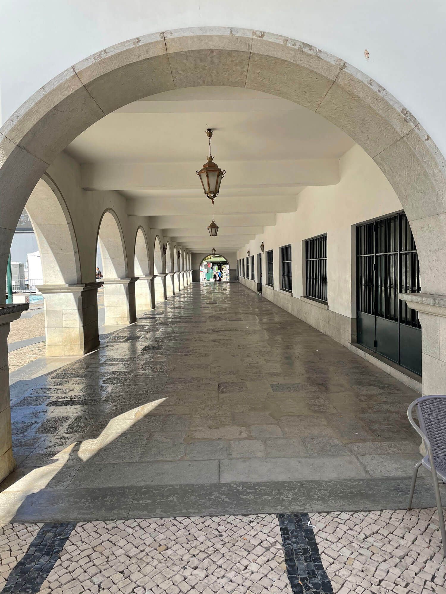 Algarve: Lange Galerie mit Bögen und einer Laterne, die von der Decke hängt.