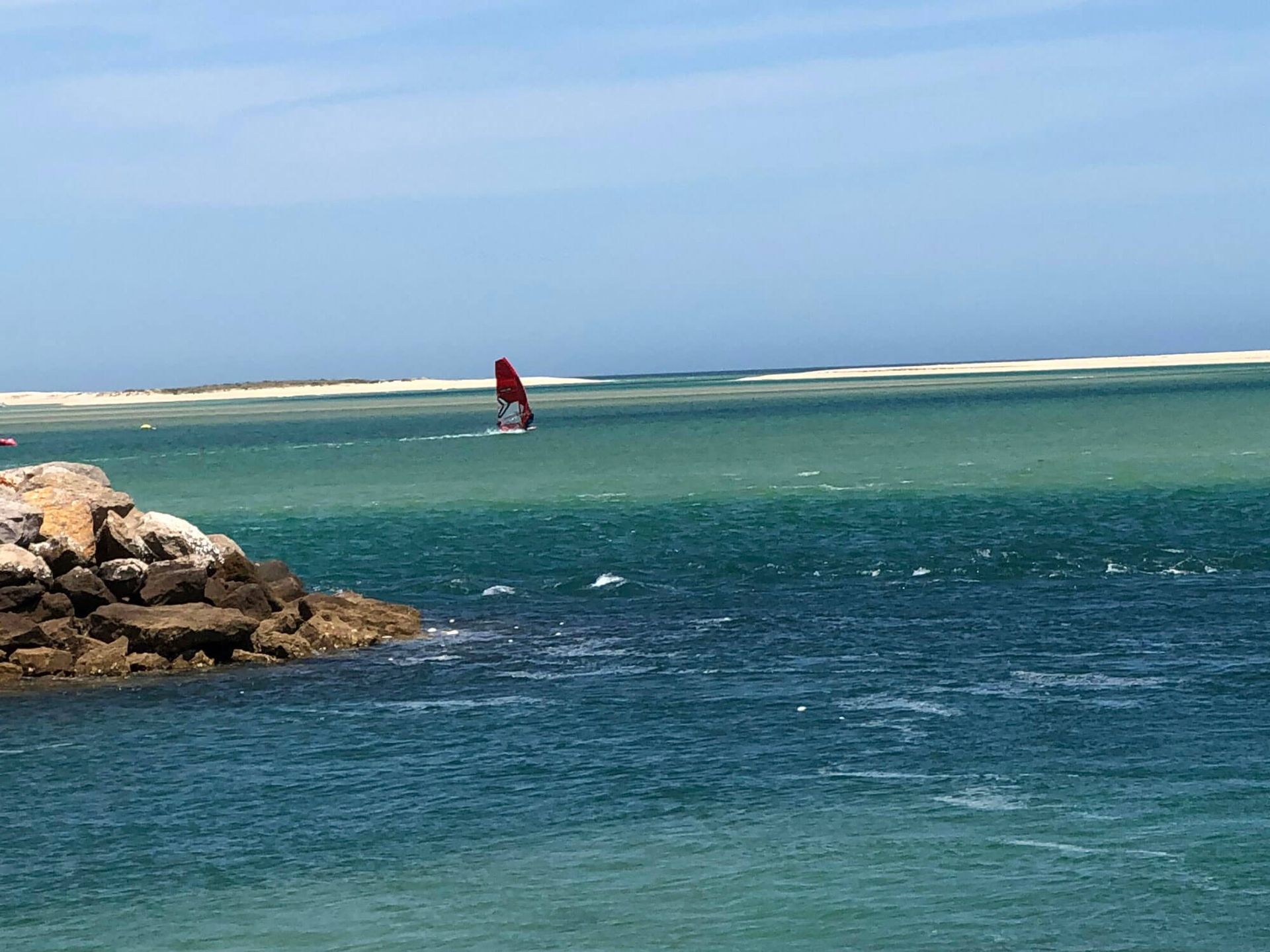 Algarve: Windsurfer in der Lagune