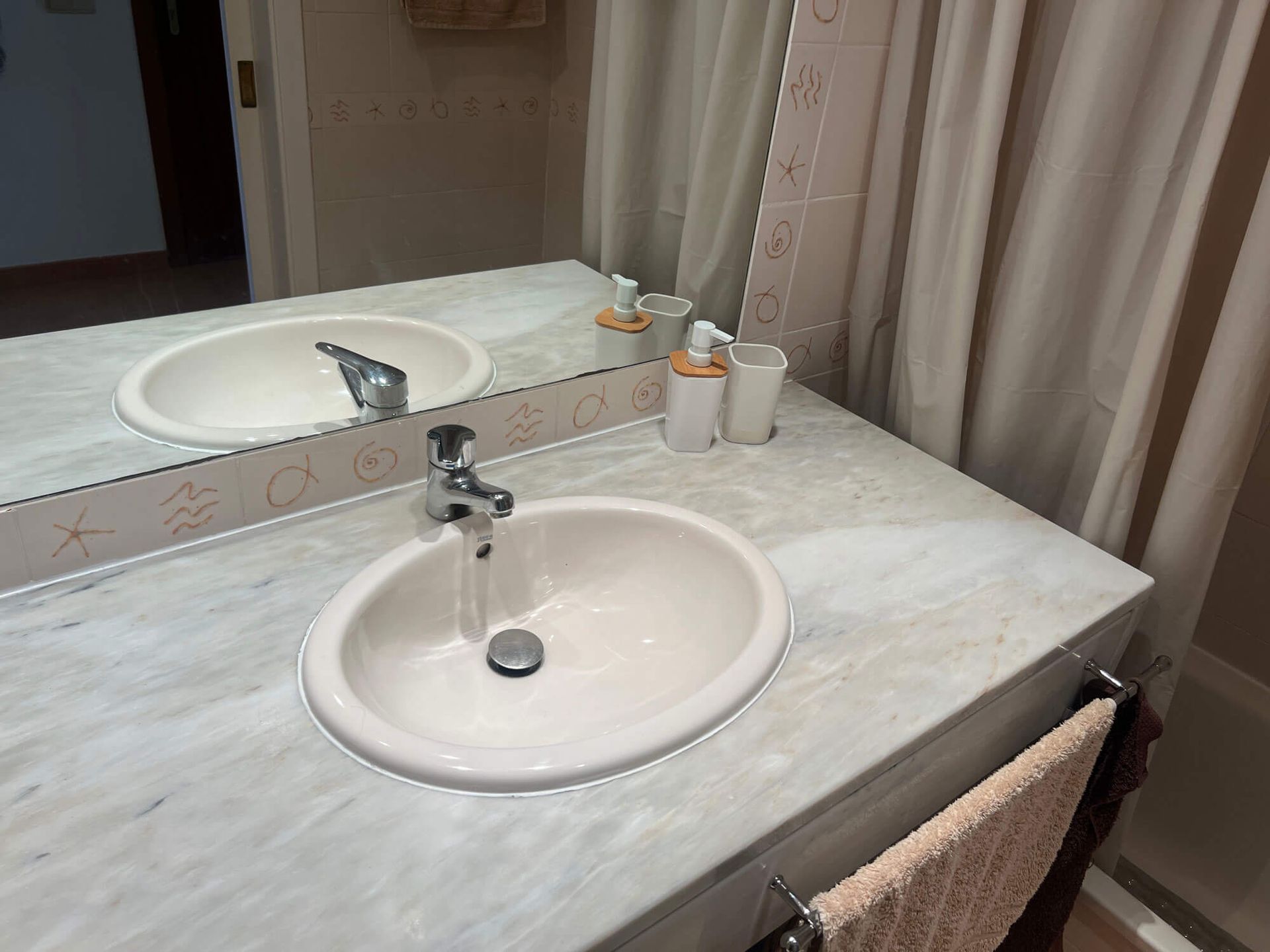 Ein Badezimmer mit zwei Waschbecken und einem Spiegel, Apartment Cabanas