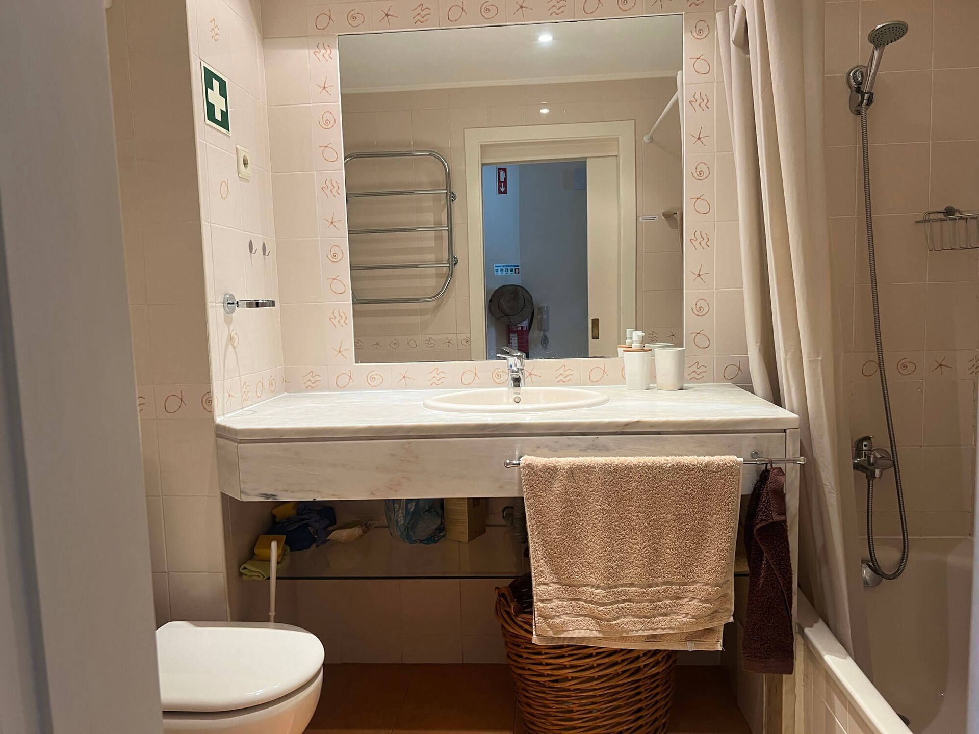 Ein Badezimmer mit Toilette, Waschbecken und Dusche, Apartment Cabanas