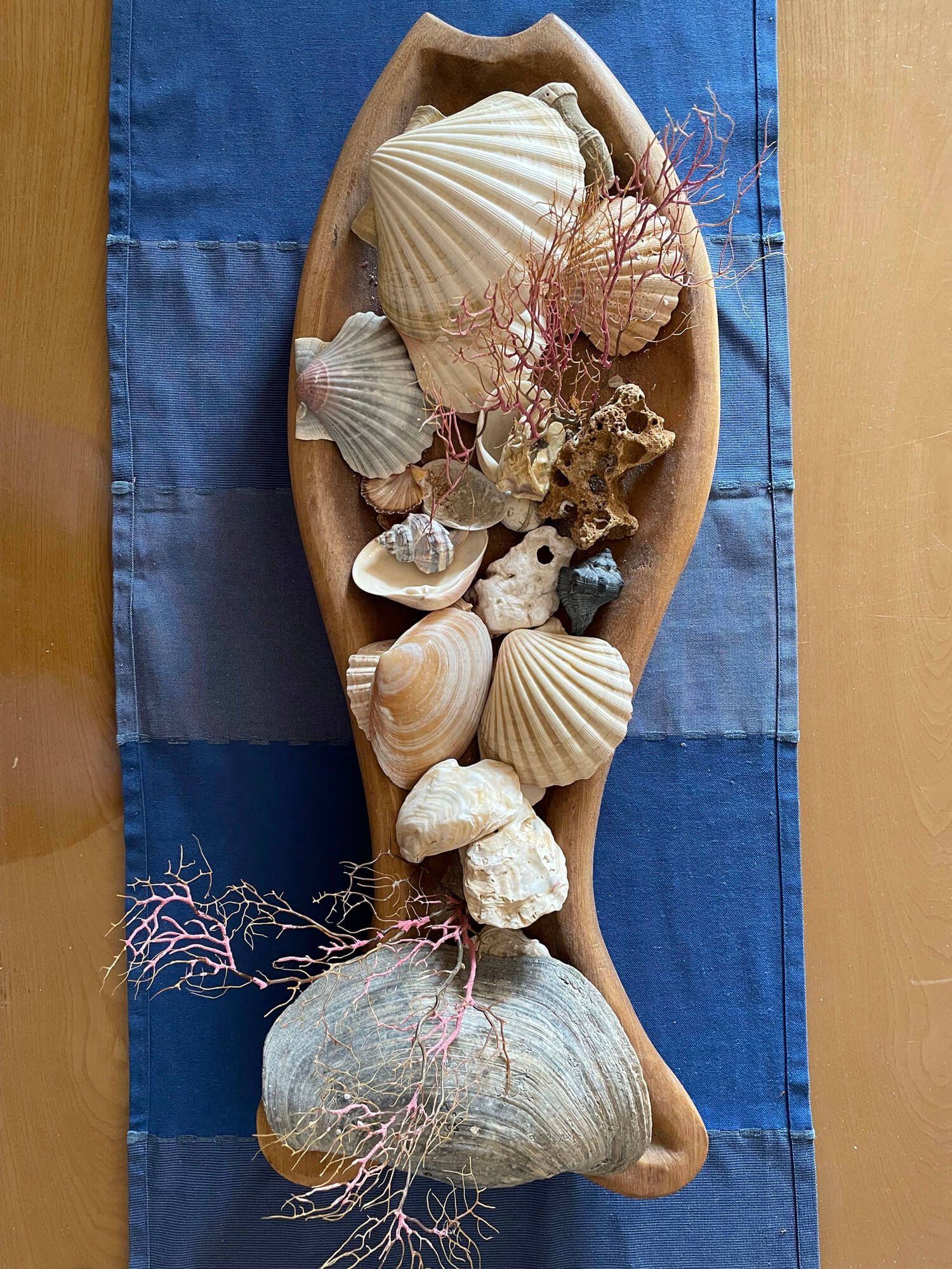 Eine Holzschale gefüllt mit Muscheln und Steinen auf einem Tisch, Apartment Cabanas