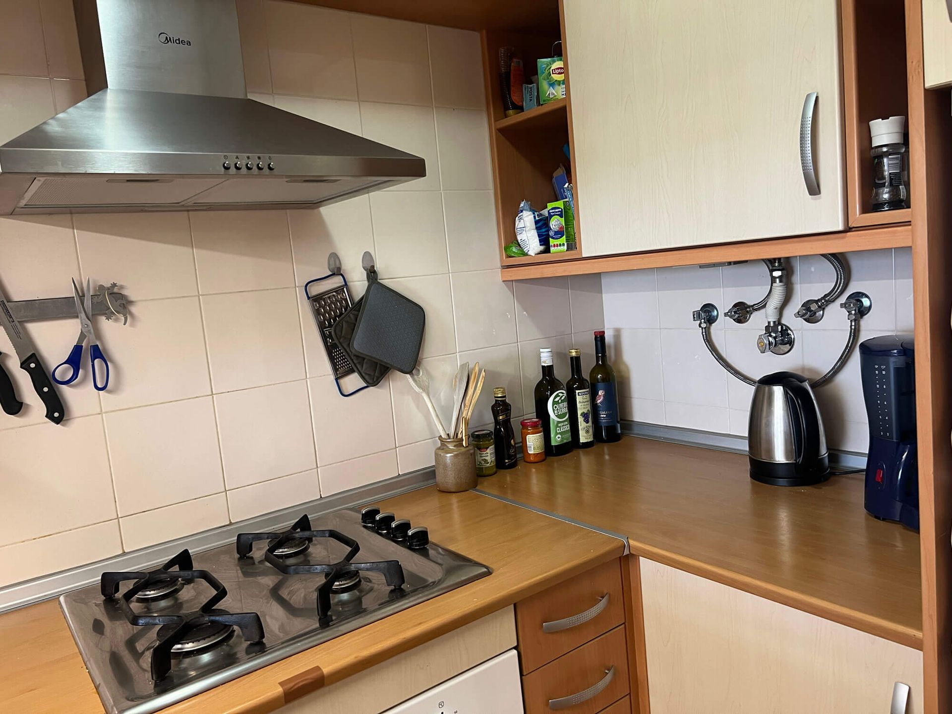 Eine Küche mit Herd und Dunstabzugshaube, Apartment Cabanas