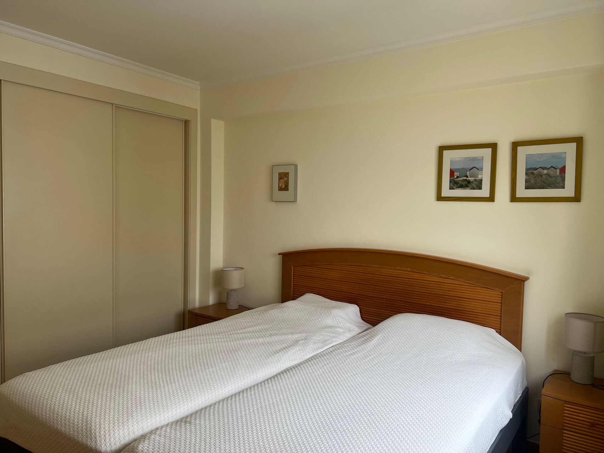 Ein Schlafzimmer mit zwei Betten, einem Nachttisch und einem Schrank, Apartment Cabanas