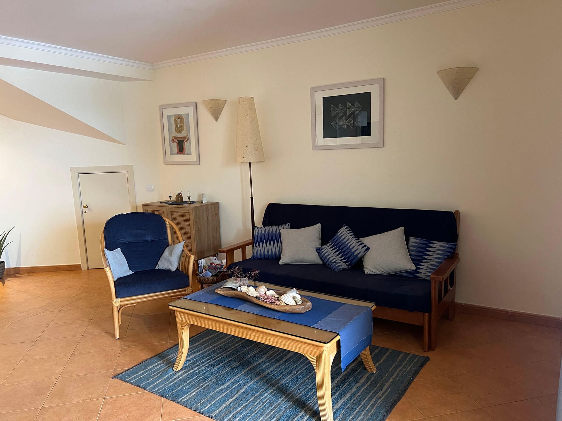 Ein Wohnzimmer mit Sofa, Sessel und Couchtisch, Apartment Cabanas
