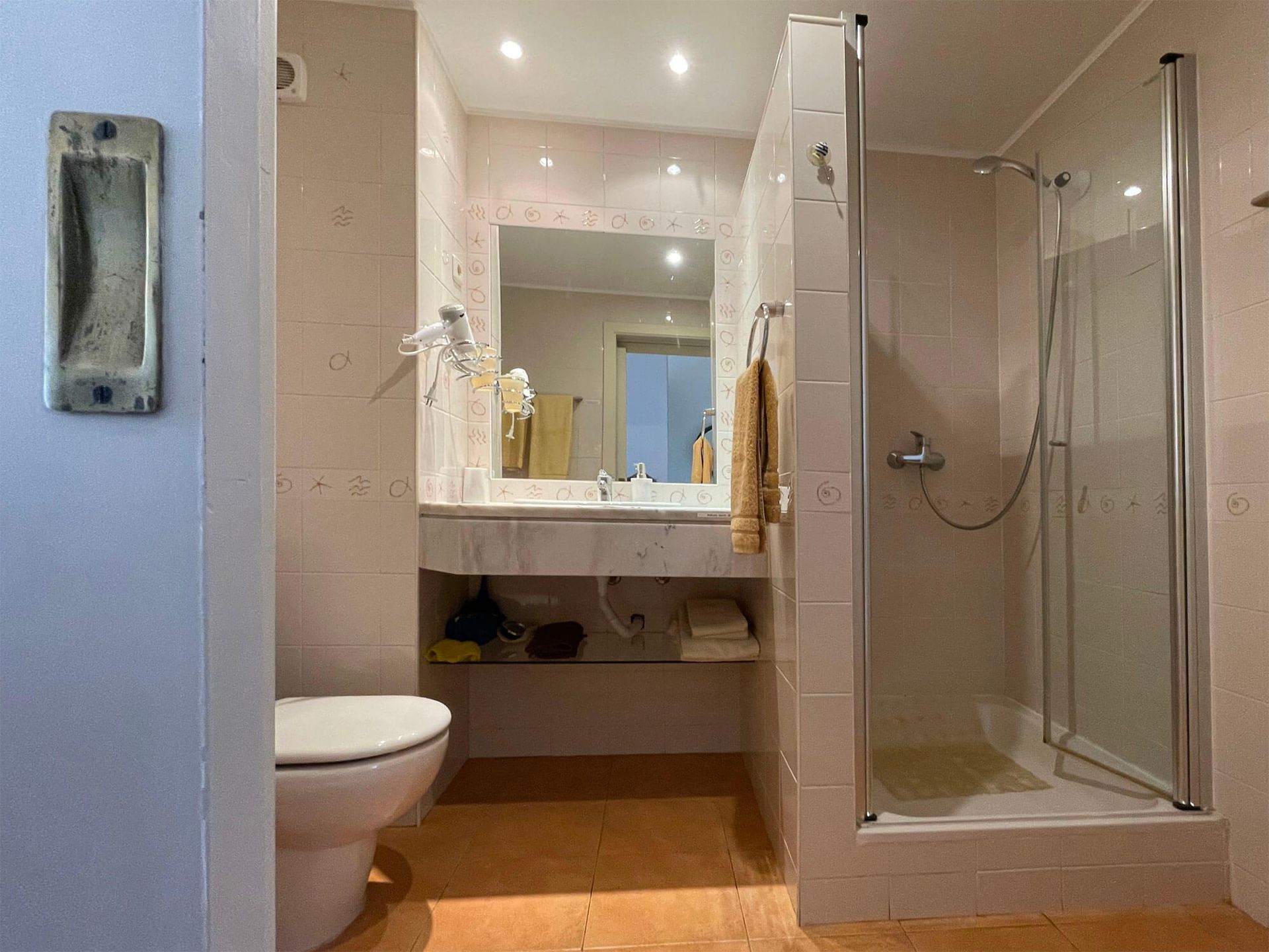 Studio Cabanas: Badezimmer mit Toilette, Waschbecken und Dusche.