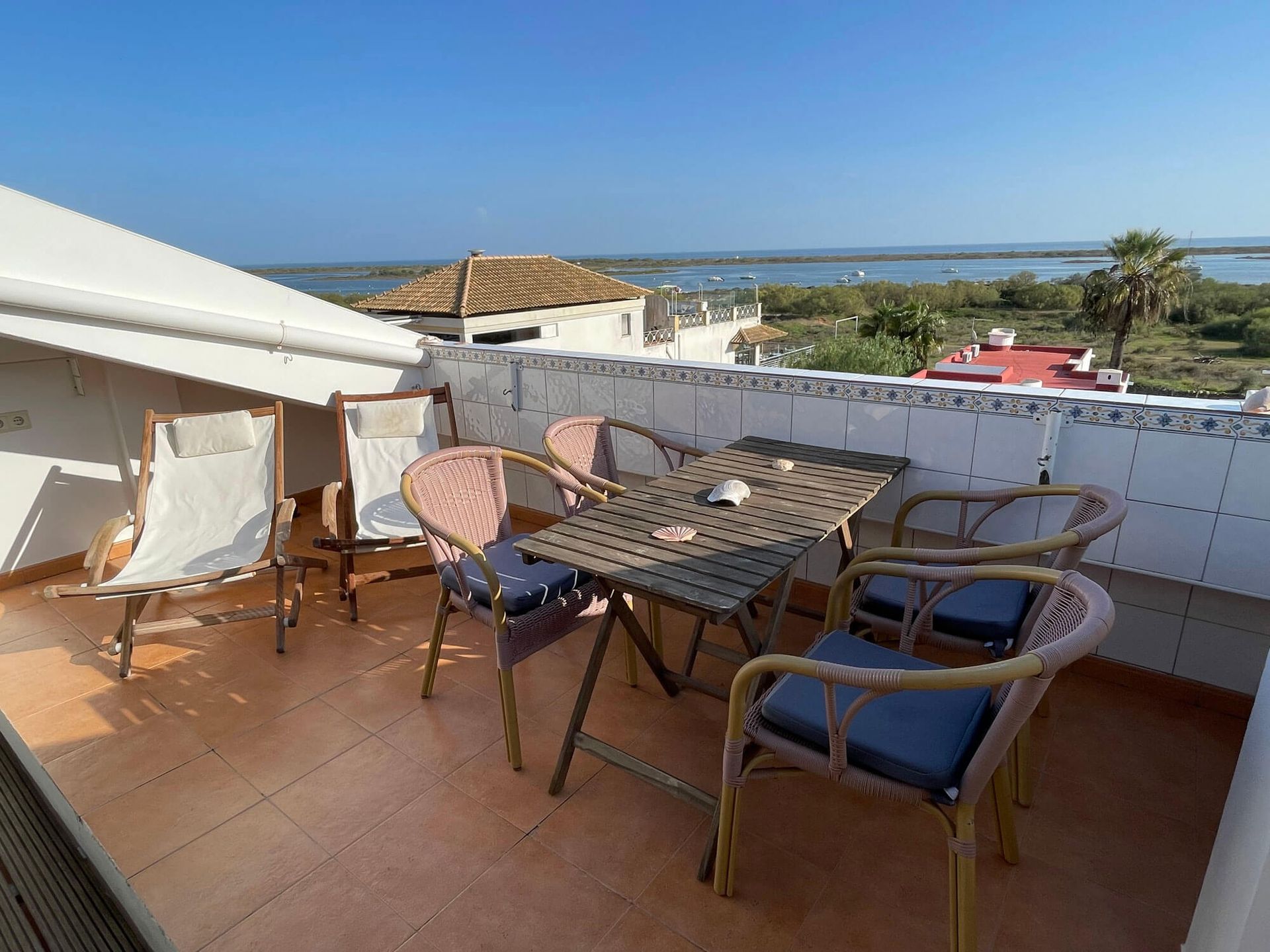 Studio Cabanas: ein Balkon mit Tisch und Stühlen mit Blick auf das Meer.
