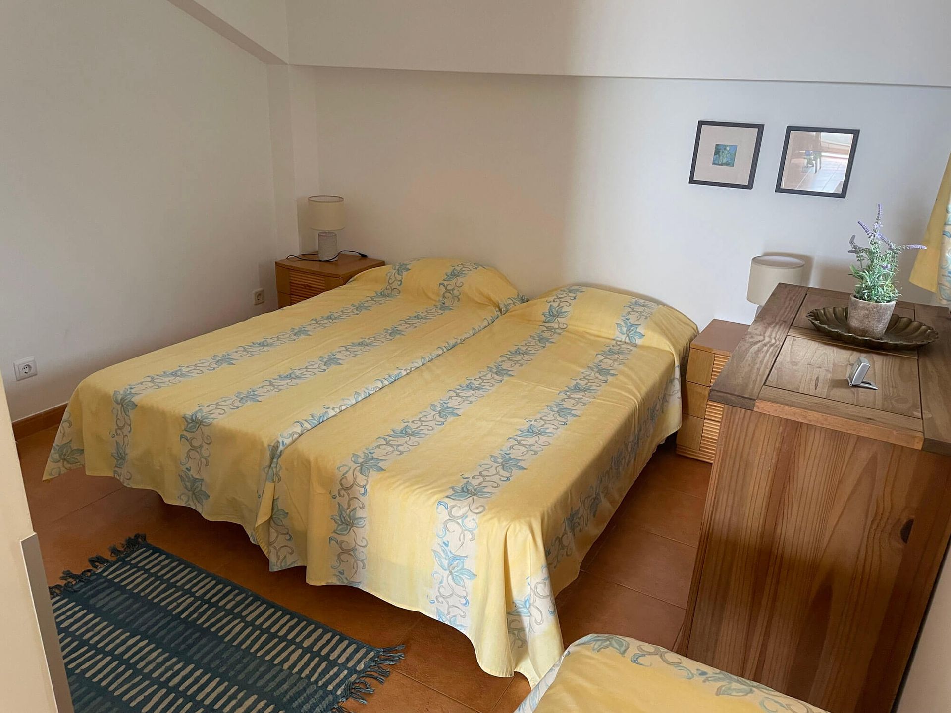 Studio Cabanas: Schlafbereich mit zwei Betten und einer Holzkommode